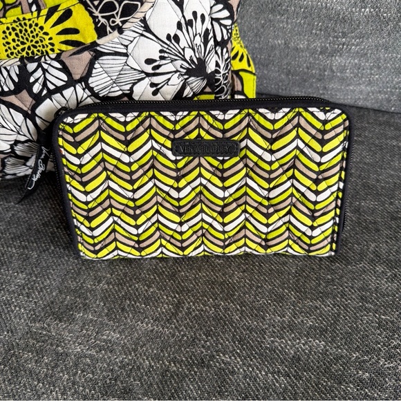 Vera Bradley Change it Up Backpack Tote:Wallet Black/Yellow Retired Island Bloom - Picture 2 of 11